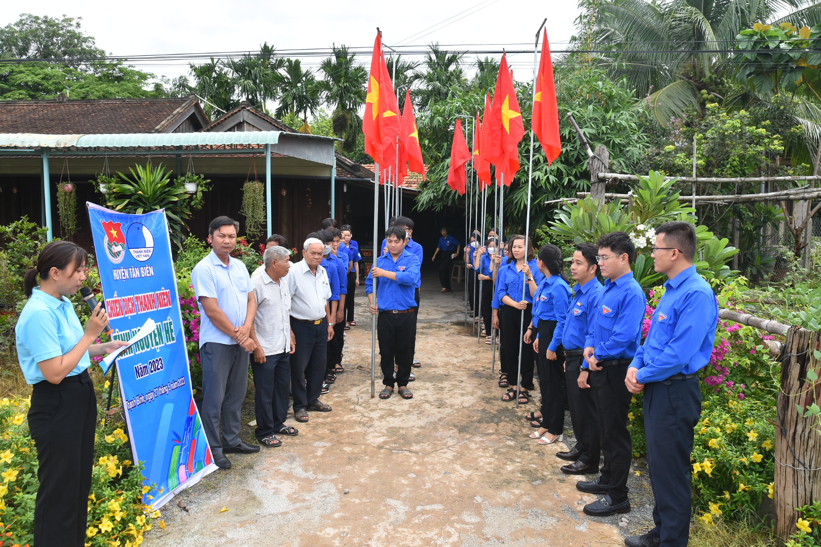 B&aacute;o Người Lao Động v&agrave; Saigontourist Group tham gia chiến dịch thanh ni&ecirc;n t&igrave;nh nguyện h&egrave; tỉnh T&acirc;y Ninh - Ảnh 11.