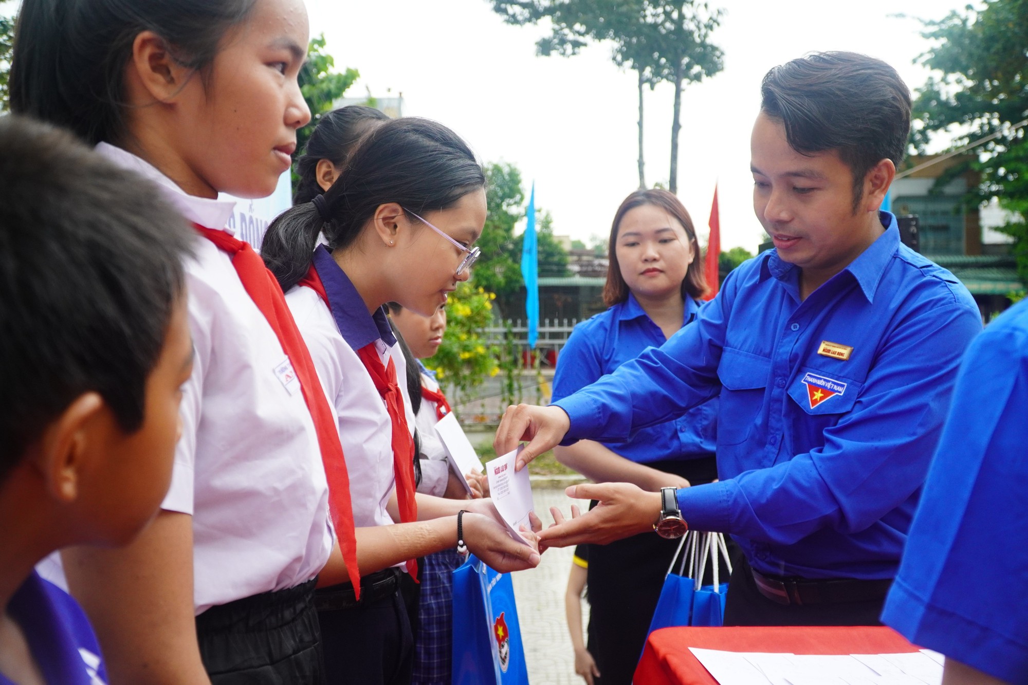 B&aacute;o Người Lao Động v&agrave; Saigontourist Group tham gia chiến dịch thanh ni&ecirc;n t&igrave;nh nguyện h&egrave; tỉnh T&acirc;y Ninh - Ảnh 3.
