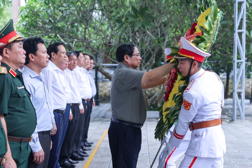 Thủ tướng Phạm Minh Ch&iacute;nh d&acirc;ng hương tưởng niệm c&aacute;c Anh h&ugrave;ng Liệt sĩ tại Nghĩa trang Liệt sĩ Vị Xuy&ecirc;n - Ảnh 1.