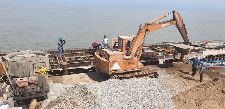 Bảo vệ đê biển Tây