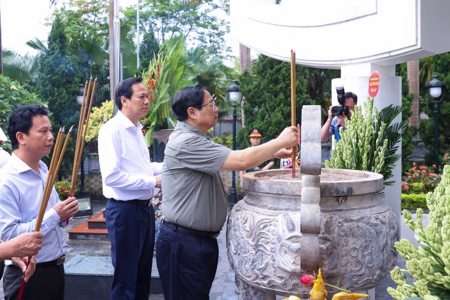 Thủ tướng Phạm Minh Ch&iacute;nh d&acirc;ng hương tưởng niệm c&aacute;c Anh h&ugrave;ng Liệt sĩ tại Nghĩa trang Liệt sĩ Vị Xuy&ecirc;n - Ảnh 3.