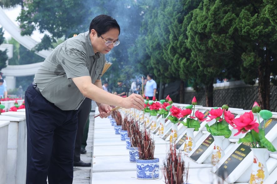 Thủ tướng Phạm Minh Chính dâng hương tưởng niệm các Anh hùng Liệt sĩ tại Nghĩa trang Liệt sĩ Vị Xuyên