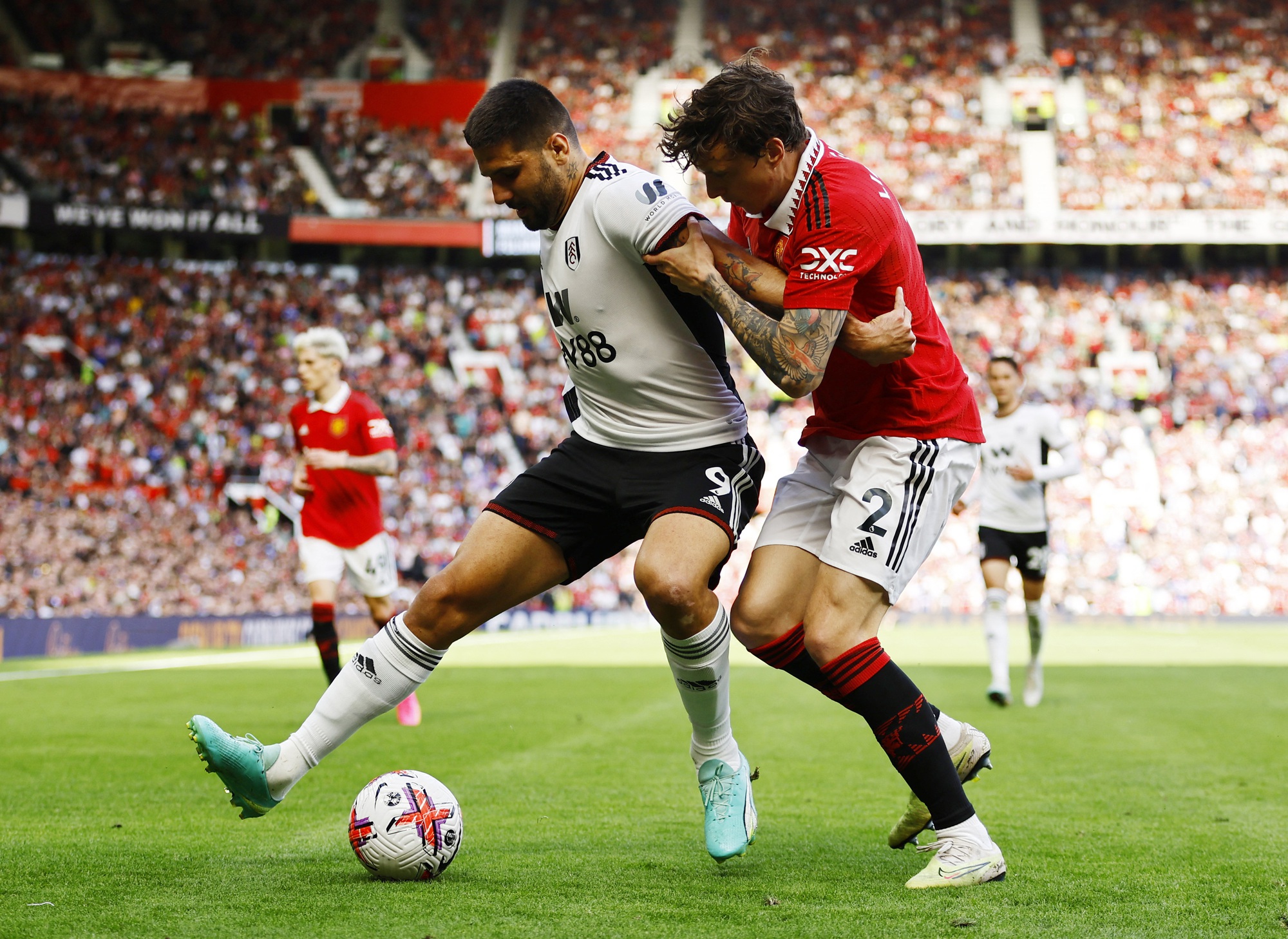 Man United vững Top 3, Leicester v&agrave; Leeds United rớt hạng - Ảnh 2.