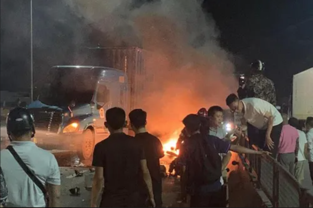 Xe container va chạm xe máy, 3 thanh niên thương vong