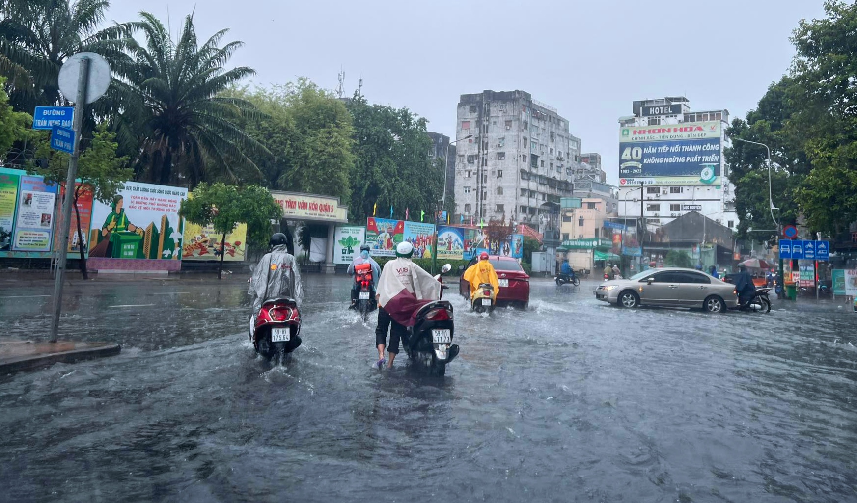 H&ocirc;m nay v&agrave; ng&agrave;y mai tiếp tục c&oacute; mưa lớn  tr&ecirc;n diện rộng - Ảnh 1.