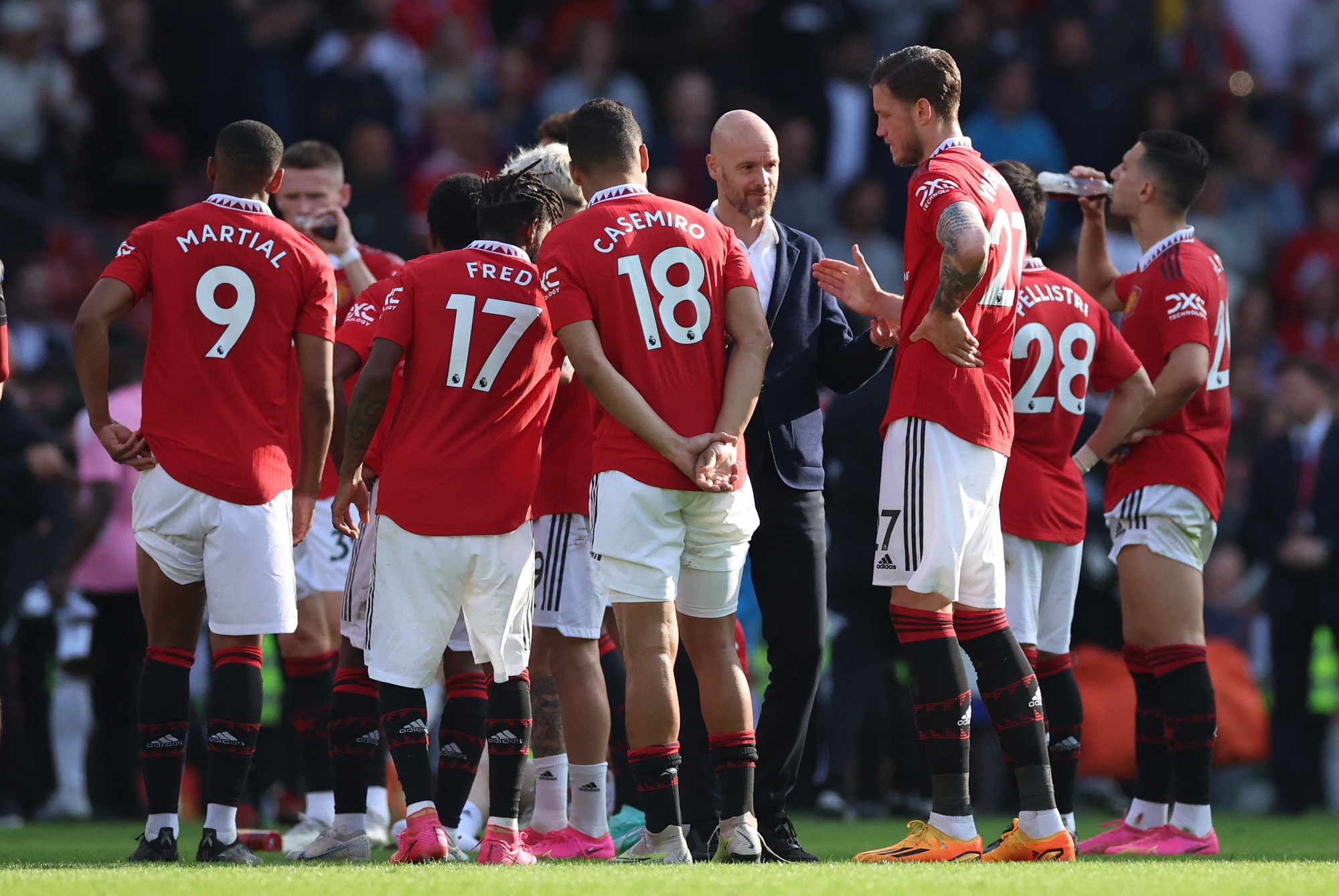 Man United vững Top 3, Leicester v&agrave; Leeds United rớt hạng - Ảnh 4.