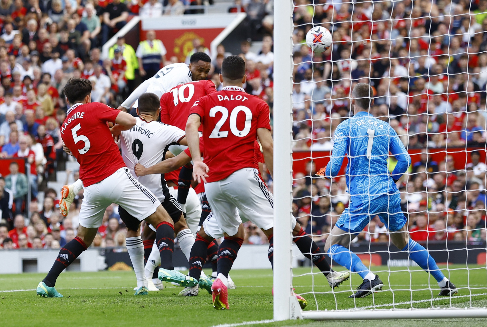 Man United vững Top 3, Leicester v&agrave; Leeds United rớt hạng - Ảnh 1.