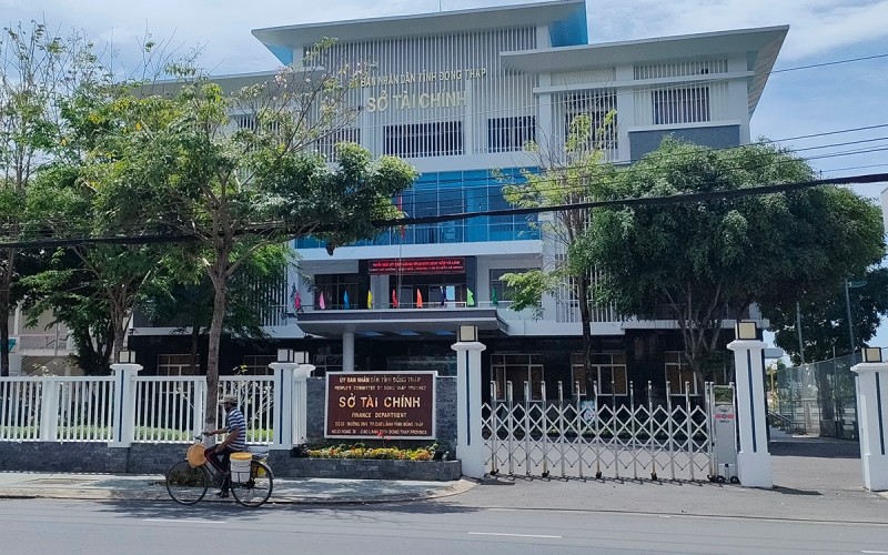 Nhiều địa phương hụt thu hàng trăm tỉ đồng nhưng vẫn "vung tay"