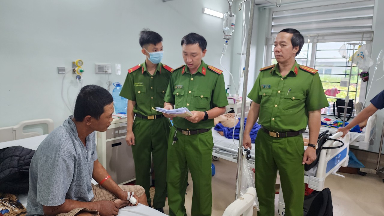 Mua b&aacute;n lấn chiếm l&ograve;ng lề đường c&ograve;n hung h&atilde;n ch&eacute;m trung t&aacute; c&ocirc;ng an v&agrave; 2 người kh&aacute;c - Ảnh 2.