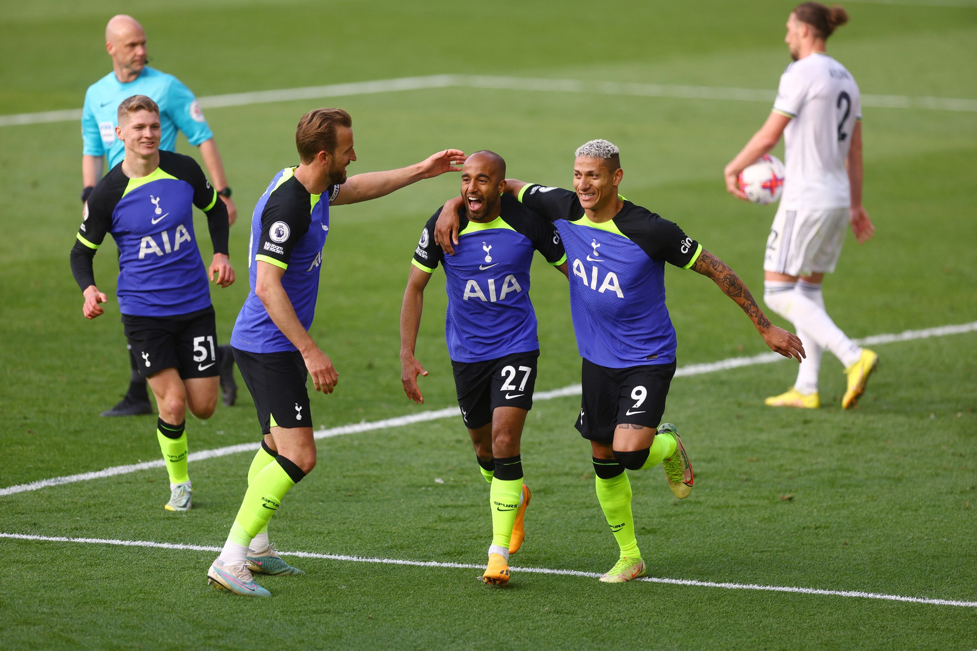 Man United vững Top 3, Leicester v&agrave; Leeds United rớt hạng - Ảnh 8.