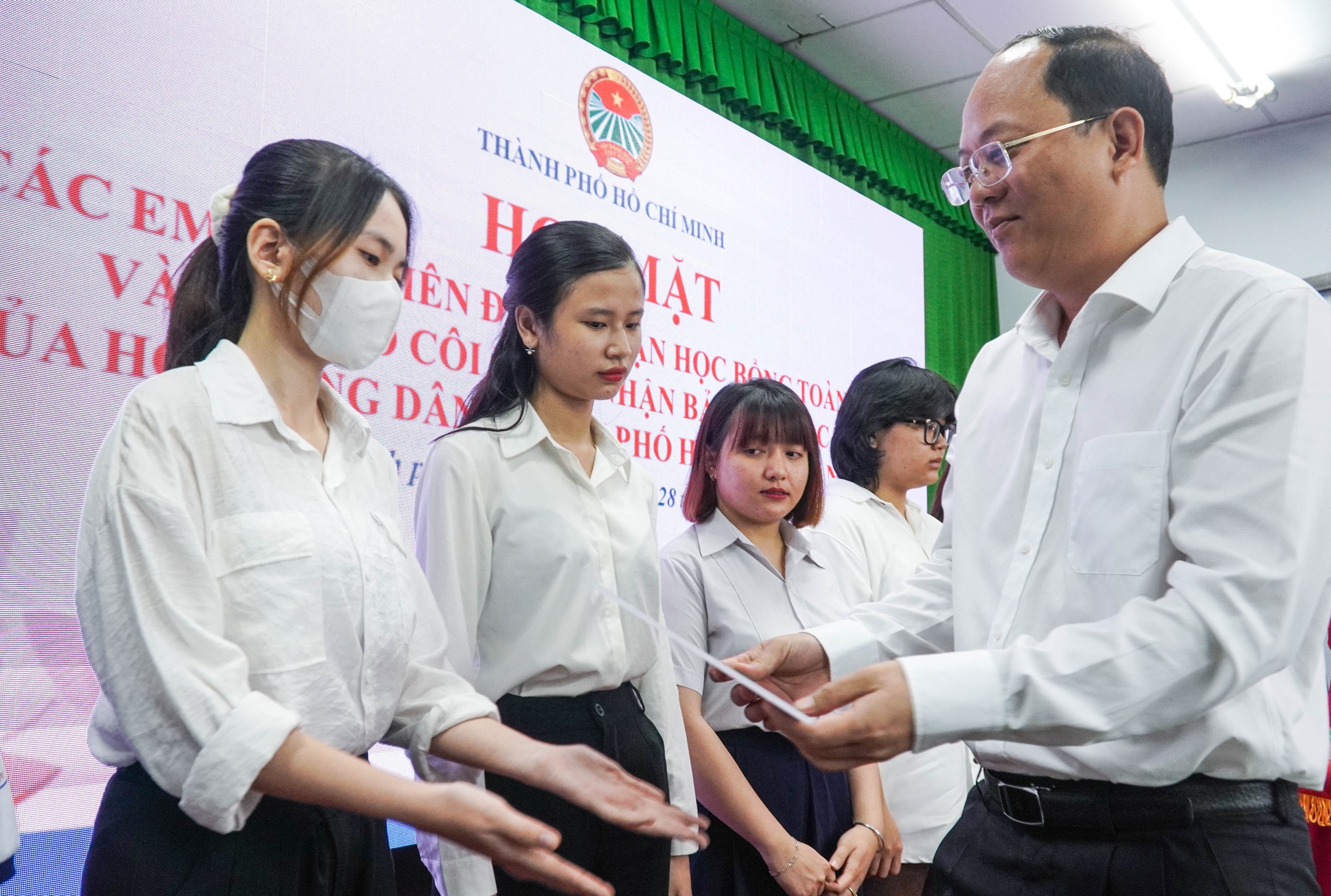 Học bổng toàn phần chắp cánh ước mơ nhiều sinh viên, học sinh khó khăn - Ảnh 1.