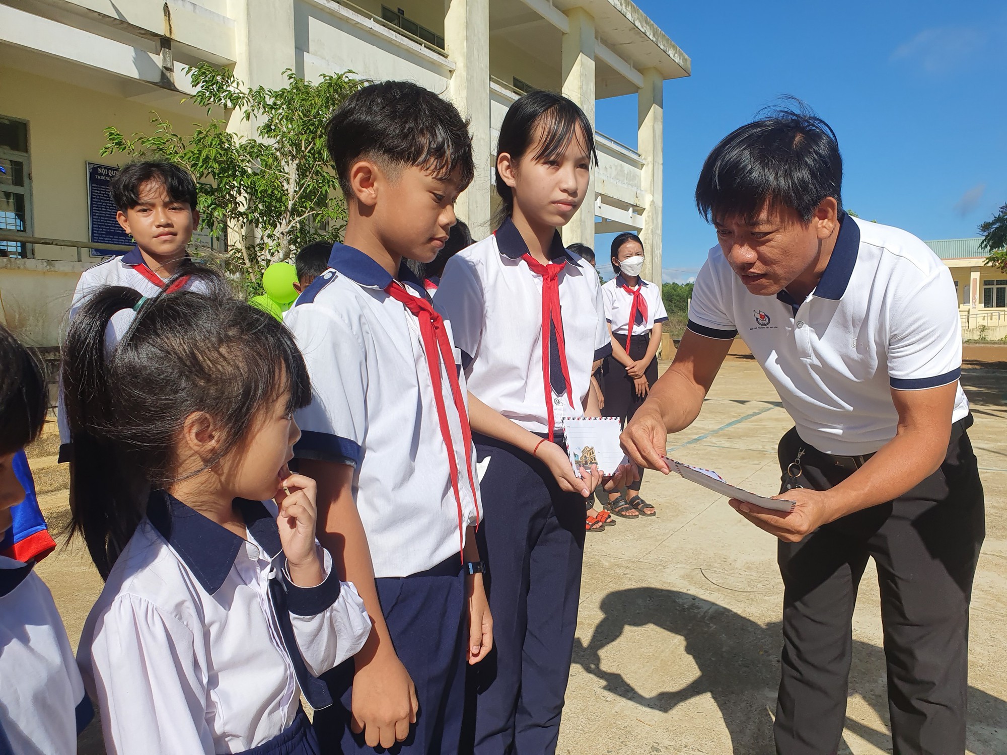 B&aacute;o ch&iacute; thường tr&uacute; Ph&uacute; Y&ecirc;n c&ugrave;ng nh&agrave; t&agrave;i trợ mang niềm vui đến học sinh v&ugrave;ng cao - Ảnh 4.