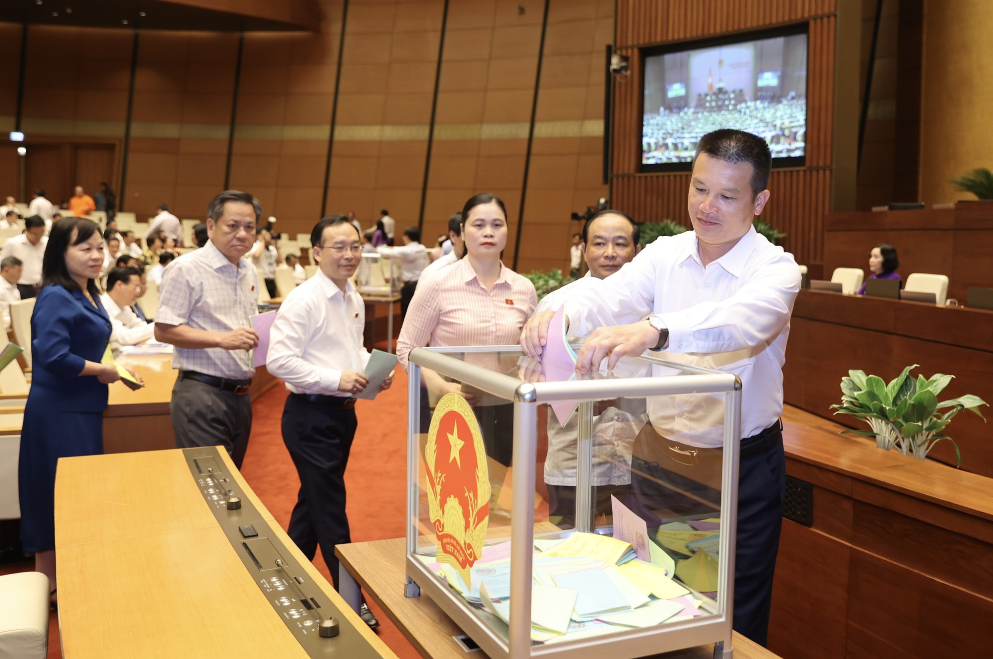 Lấy phiếu t&iacute;n nhiệm để c&oacute; c&aacute;n bộ xứng đ&aacute;ng