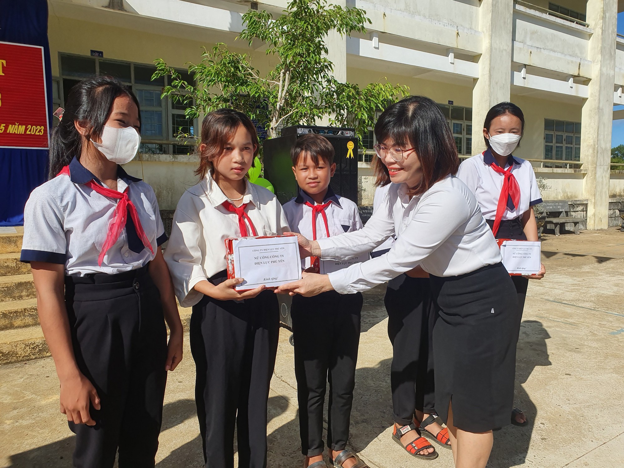 B&aacute;o ch&iacute; thường tr&uacute; Ph&uacute; Y&ecirc;n c&ugrave;ng nh&agrave; t&agrave;i trợ mang niềm vui đến học sinh v&ugrave;ng cao - Ảnh 3.