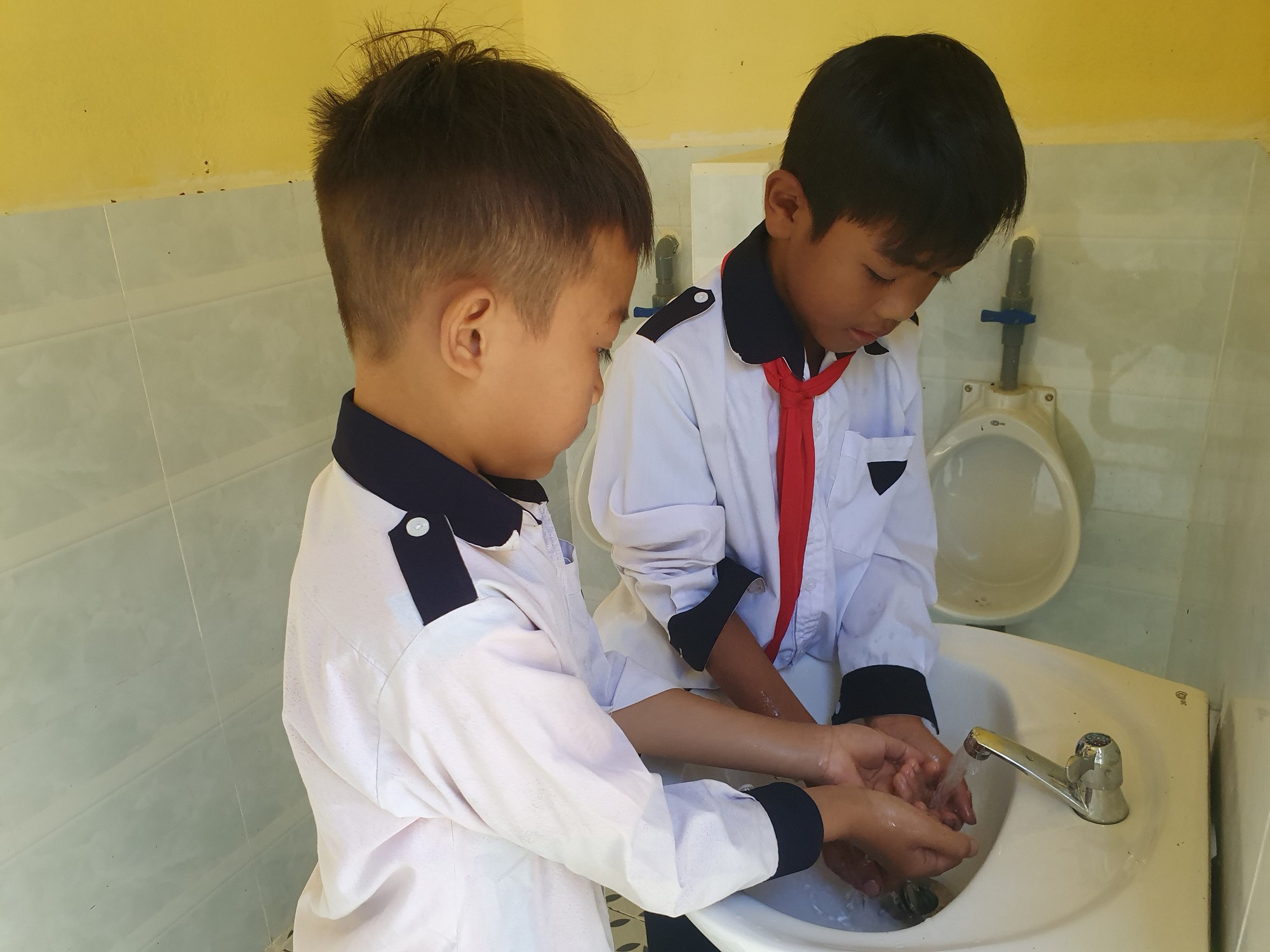 B&aacute;o ch&iacute; thường tr&uacute; Ph&uacute; Y&ecirc;n c&ugrave;ng nh&agrave; t&agrave;i trợ mang niềm vui đến học sinh v&ugrave;ng cao - Ảnh 5.