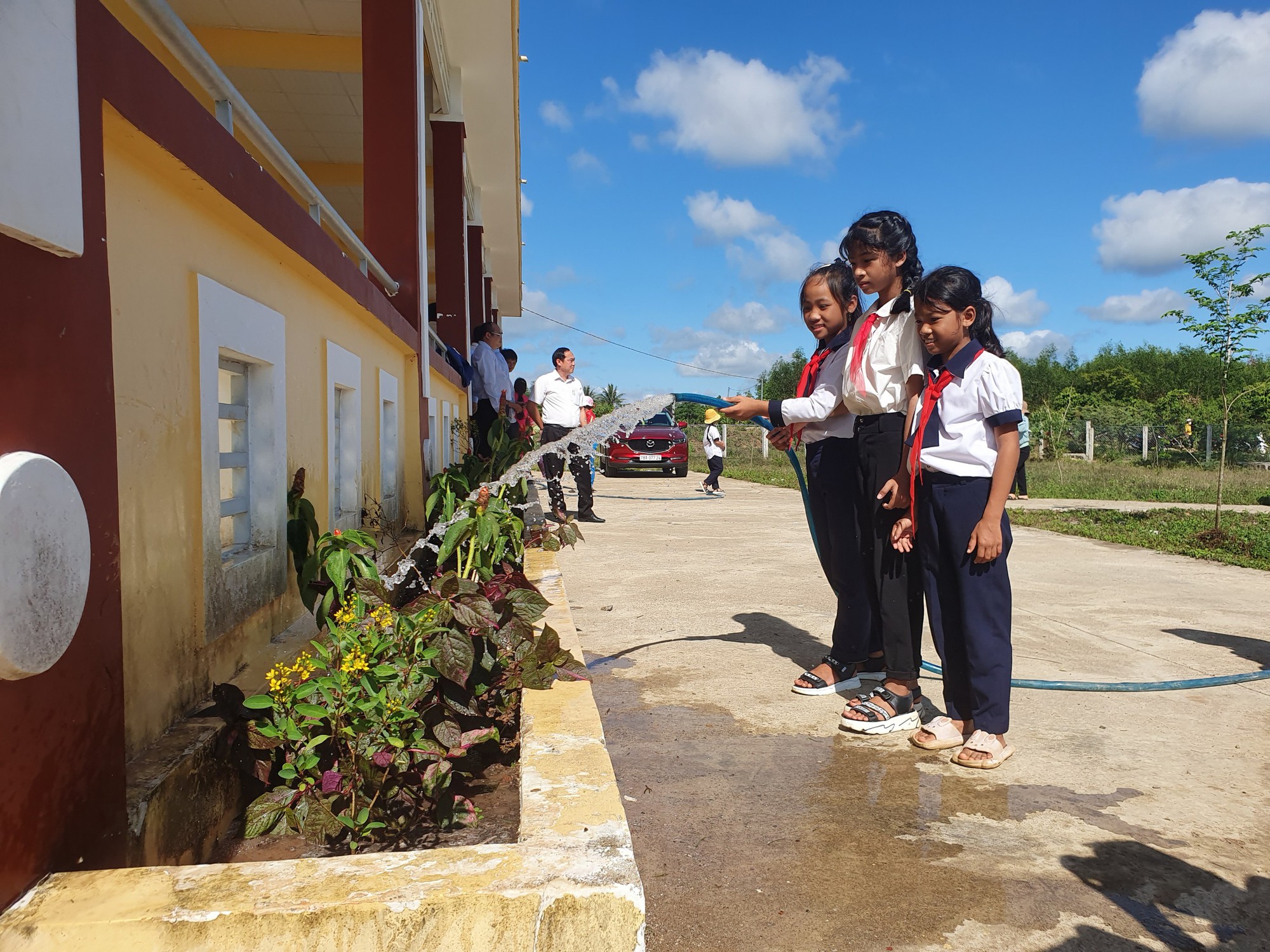 B&aacute;o ch&iacute; thường tr&uacute; Ph&uacute; Y&ecirc;n c&ugrave;ng nh&agrave; t&agrave;i trợ mang niềm vui đến học sinh v&ugrave;ng cao - Ảnh 6.