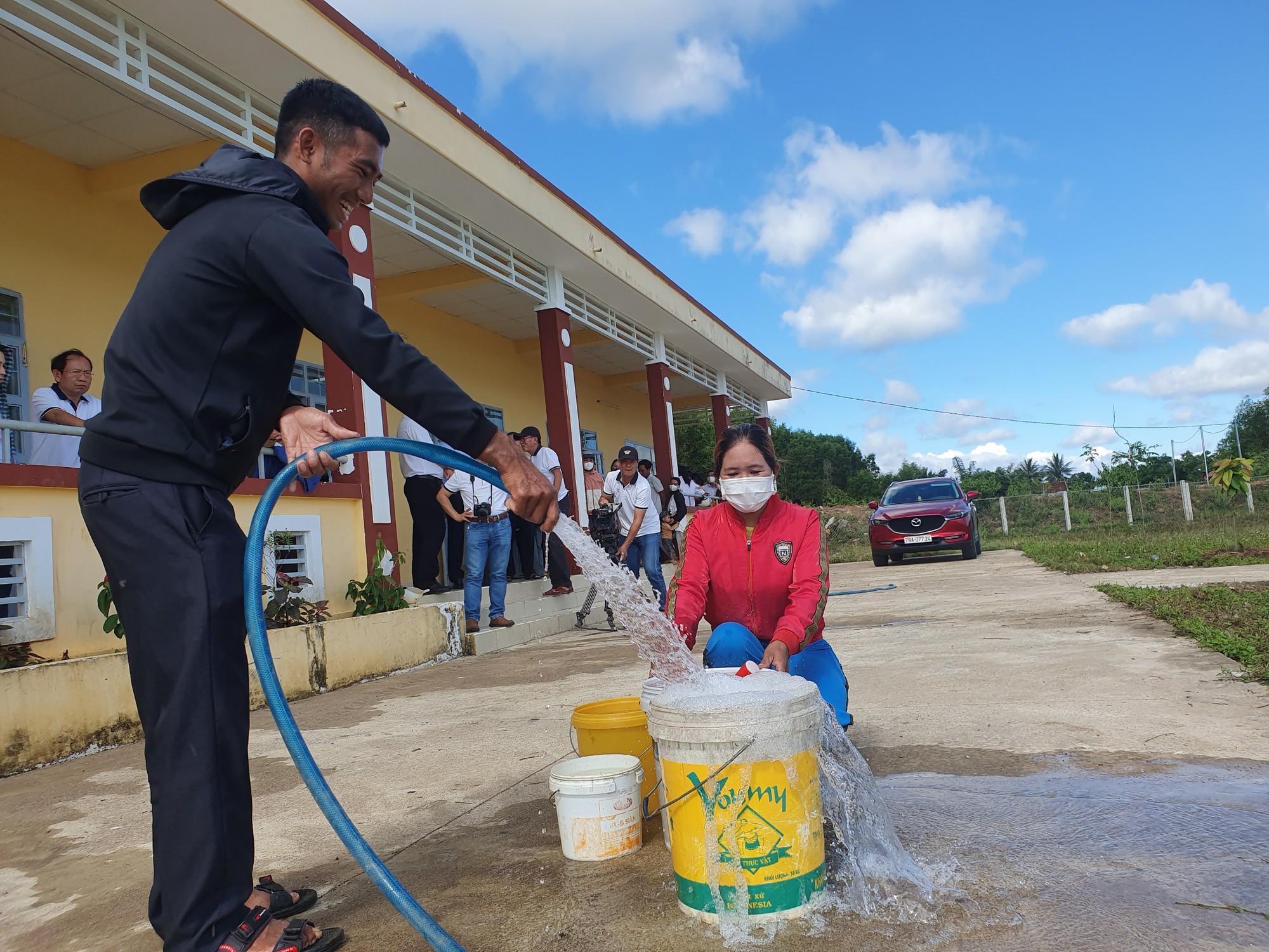 B&aacute;o ch&iacute; thường tr&uacute; Ph&uacute; Y&ecirc;n c&ugrave;ng nh&agrave; t&agrave;i trợ mang niềm vui đến học sinh v&ugrave;ng cao - Ảnh 9.
