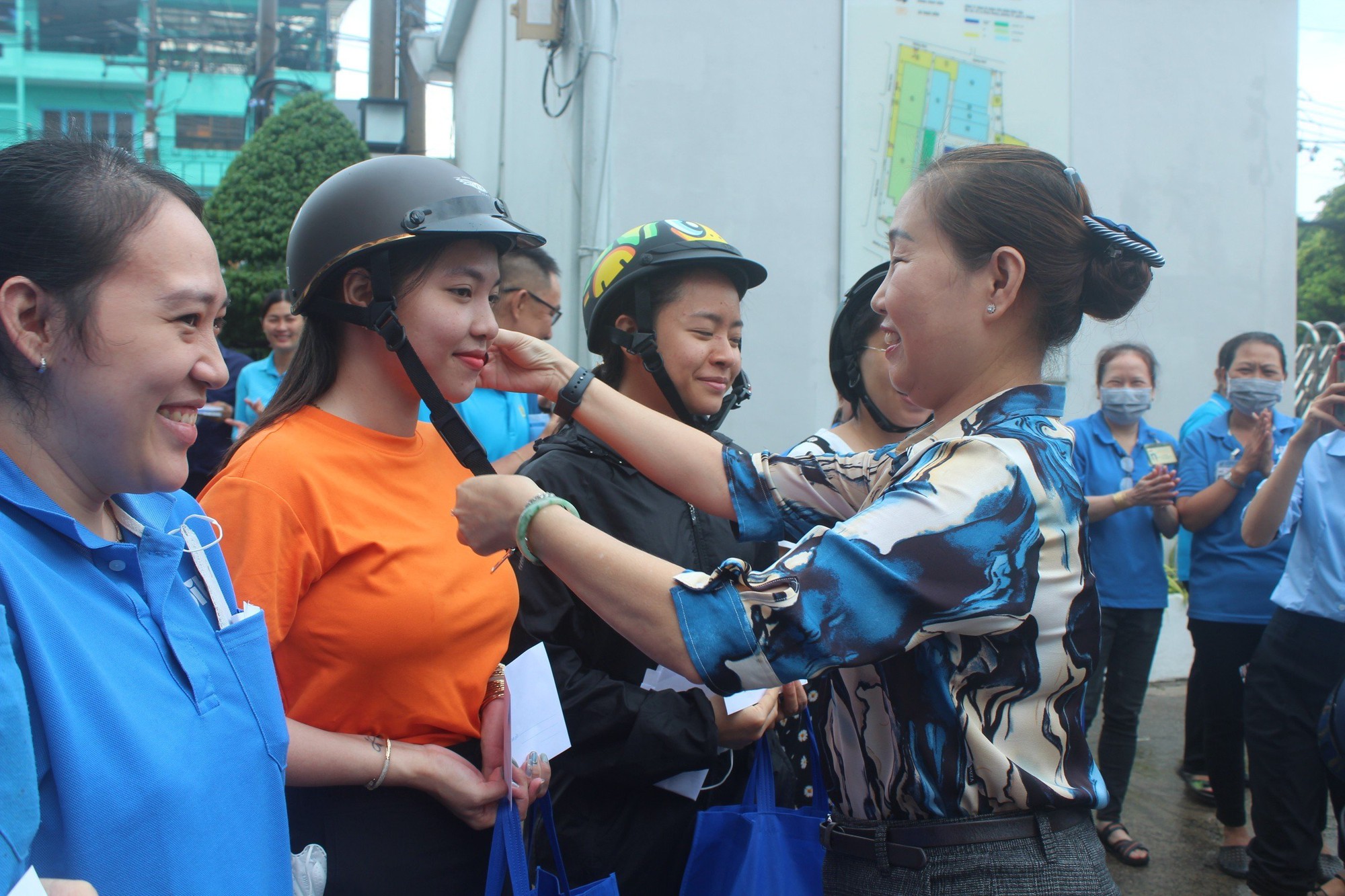 Cùng nhau vượt khó