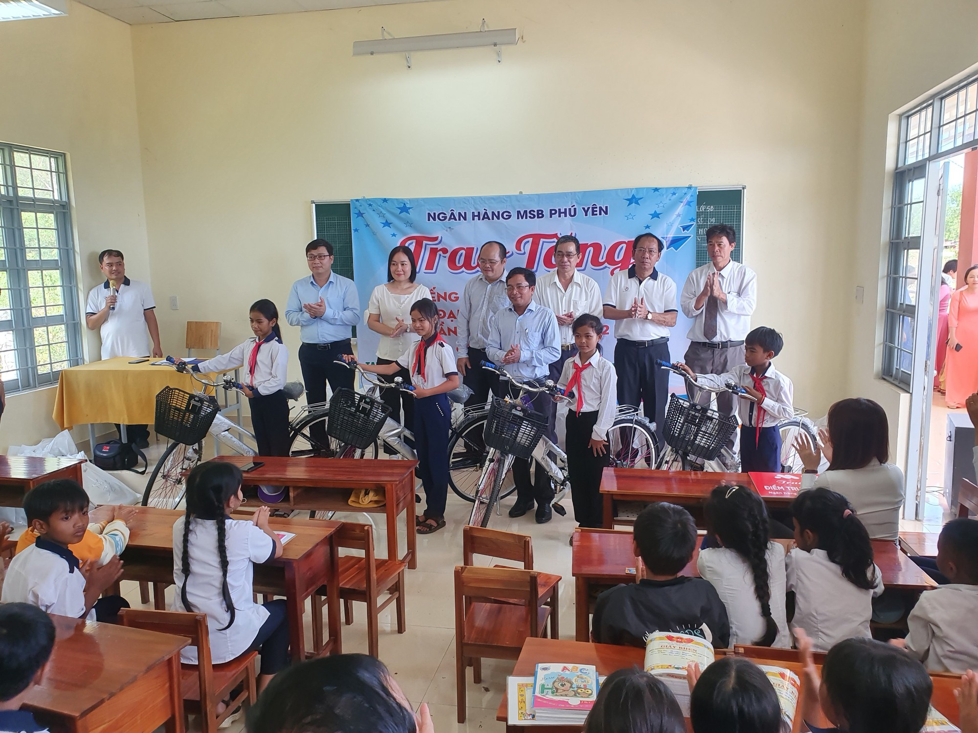 Báo chí thường trú Phú Yên cùng nhà tài trợ mang niềm vui đến học sinh vùng cao