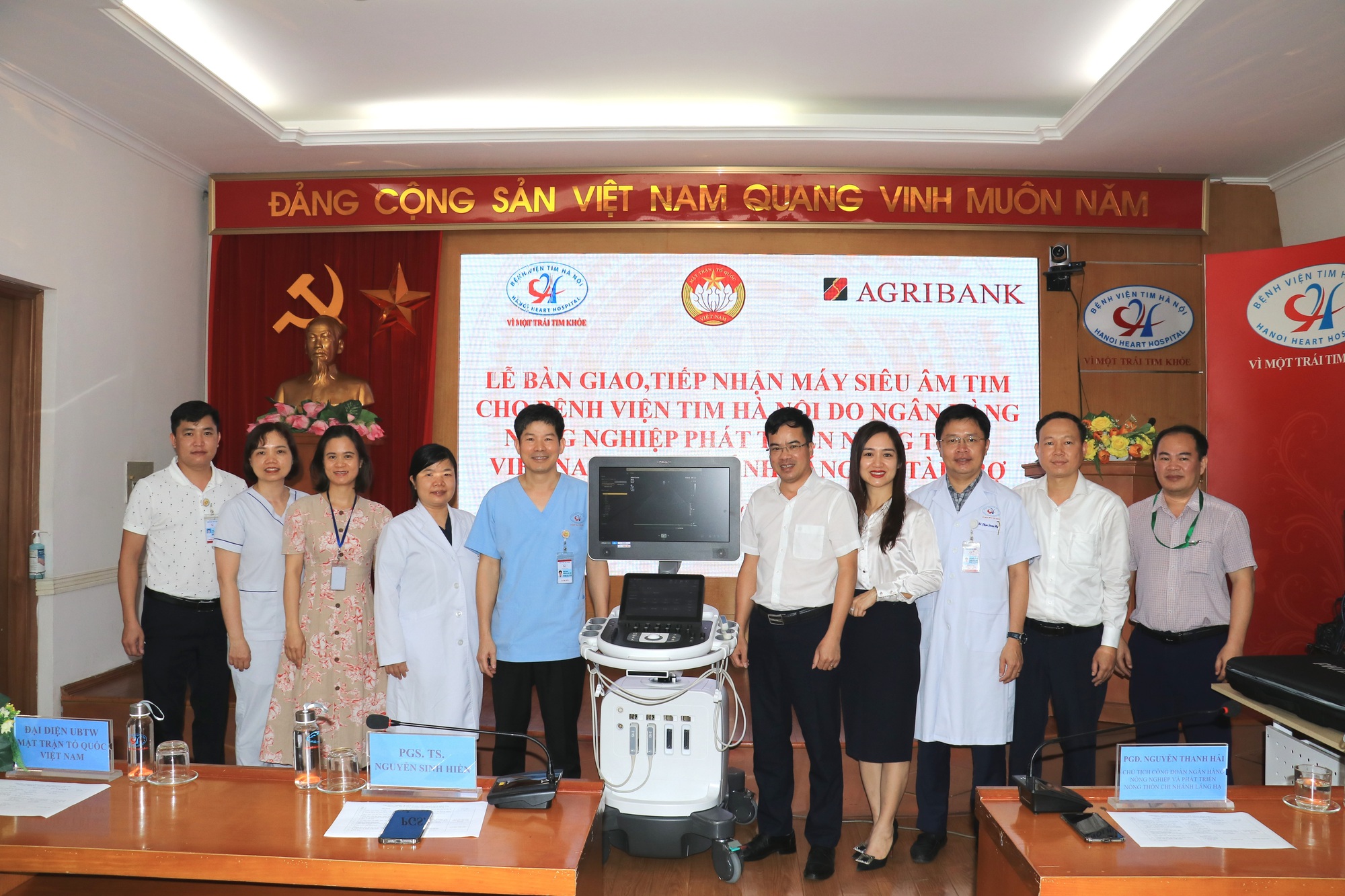 Agribank chi nhánh Láng Hạ trao tặng thiết bị y tế cho Bệnh viện Tim Hà Nội