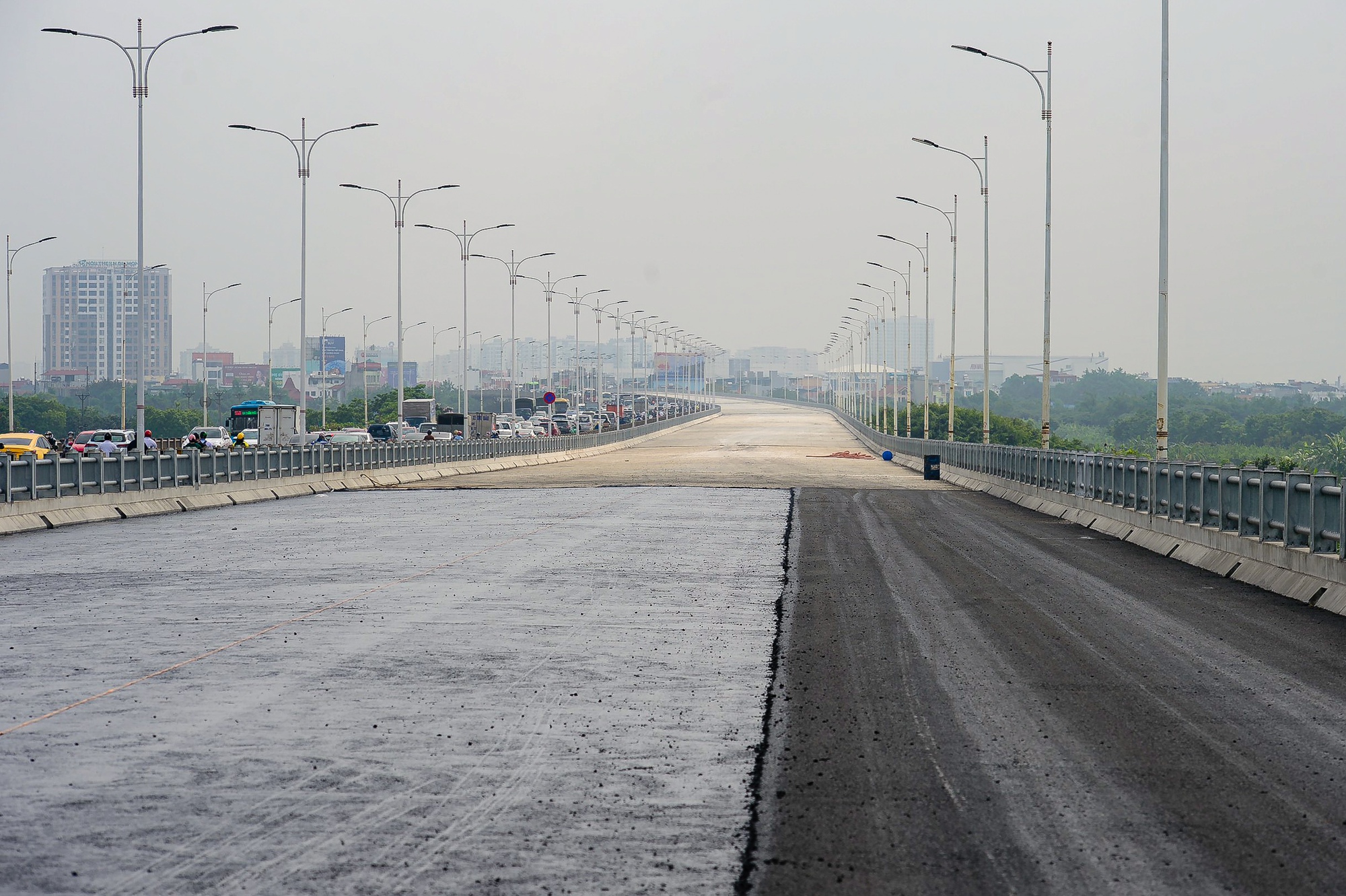 Chuyển sang giai đoạn hoàn thiện cầu Vĩnh Tuy 2 - Ảnh 12.