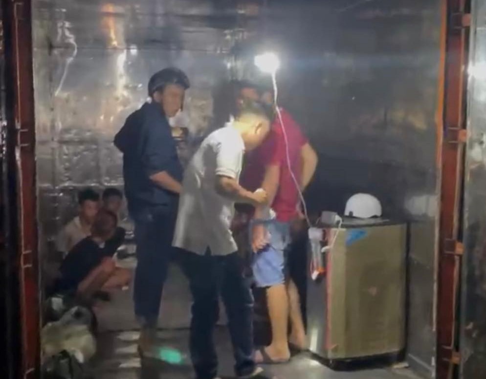 Tổ chức ăn mừng trong th&ugrave;ng container sau khi đ&aacute;nh người, cướp của  - Ảnh 1.