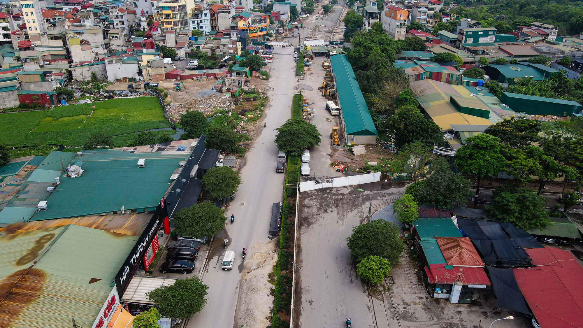 Cận cảnh 500 m h&agrave;ng r&agrave;o b&ecirc;t&ocirc;ng bịt k&iacute;n lối đi khiến người d&acirc;n khổ sở - Ảnh 5.