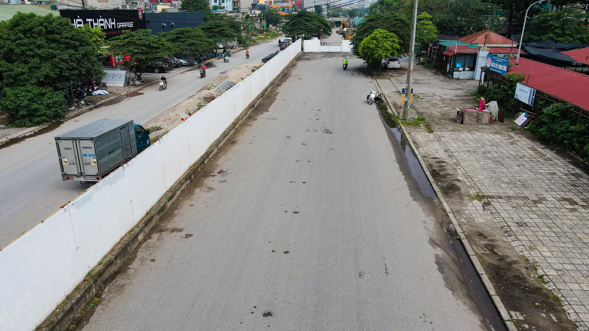 Cận cảnh 500 m h&agrave;ng r&agrave;o b&ecirc;t&ocirc;ng bịt k&iacute;n lối đi khiến người d&acirc;n khổ sở - Ảnh 4.
