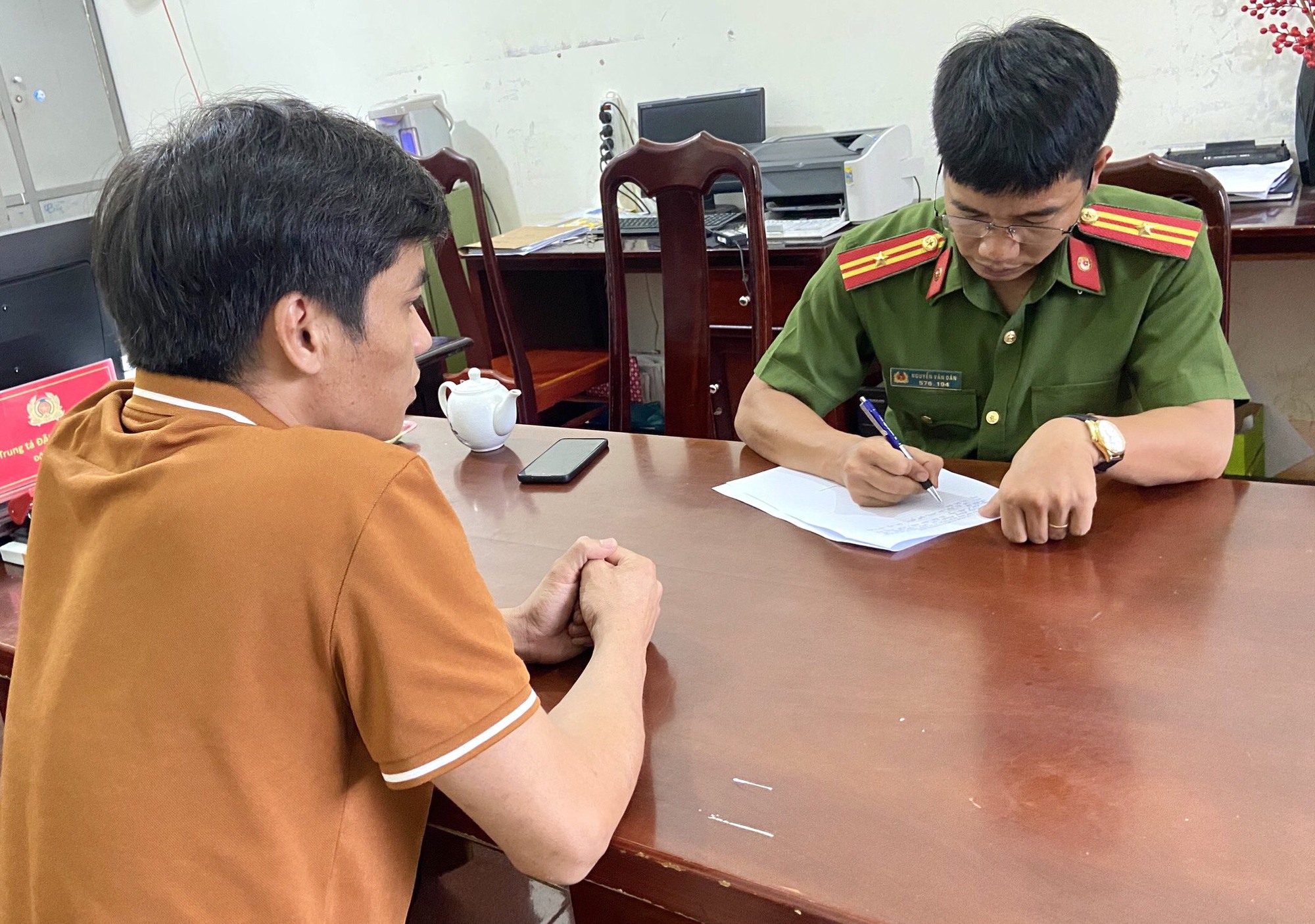 Ký chuyển nhượng đất giá "ảo", nguyên chủ tịch thị trấn bị khởi tố