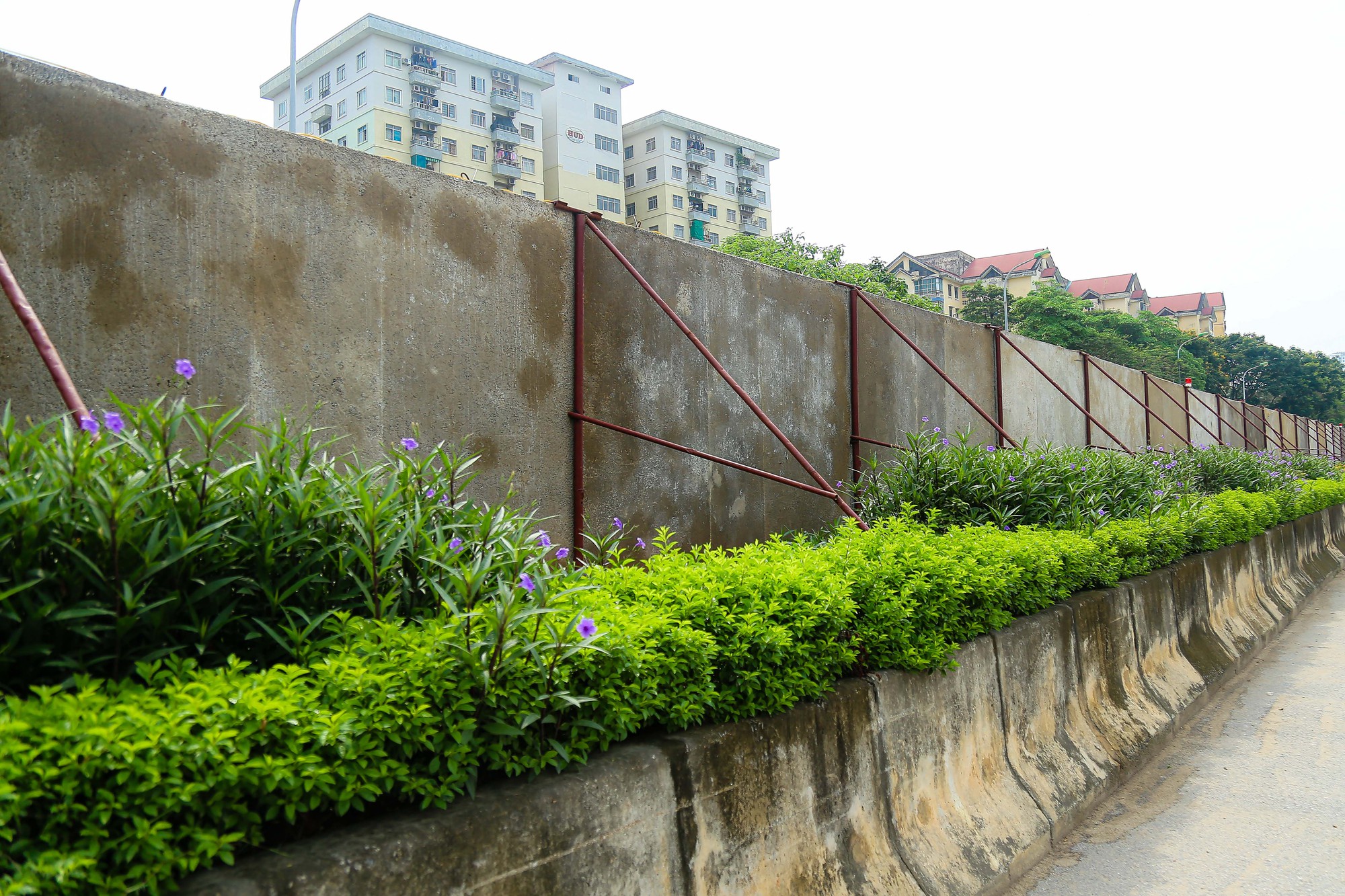 Cận cảnh 500 m h&agrave;ng r&agrave;o b&ecirc;t&ocirc;ng bịt k&iacute;n lối đi khiến người d&acirc;n khổ sở - Ảnh 8.