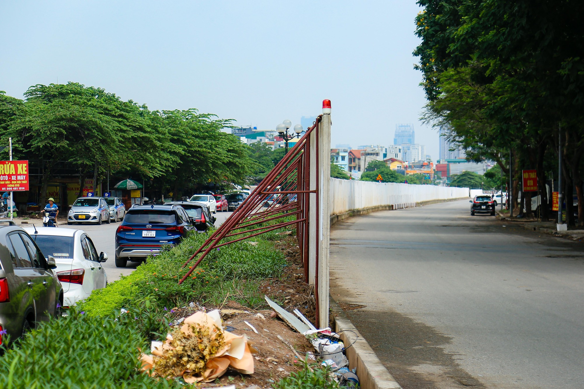 Cận cảnh 500 m h&agrave;ng r&agrave;o b&ecirc;t&ocirc;ng bịt k&iacute;n lối đi khiến người d&acirc;n khổ sở - Ảnh 6.