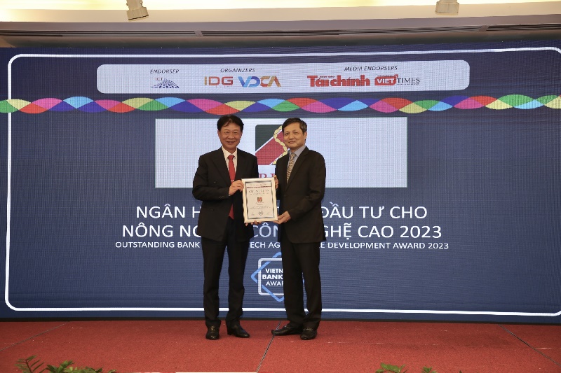 Agribank đ&oacute;n nhận 3 giải thưởng Ng&acirc;n h&agrave;ng Việt Nam ti&ecirc;u biểu 2022 - Ảnh 1.