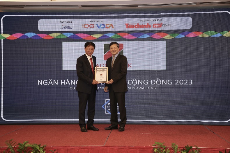 Agribank đ&oacute;n nhận 3 giải thưởng Ng&acirc;n h&agrave;ng Việt Nam ti&ecirc;u biểu 2022 - Ảnh 2.