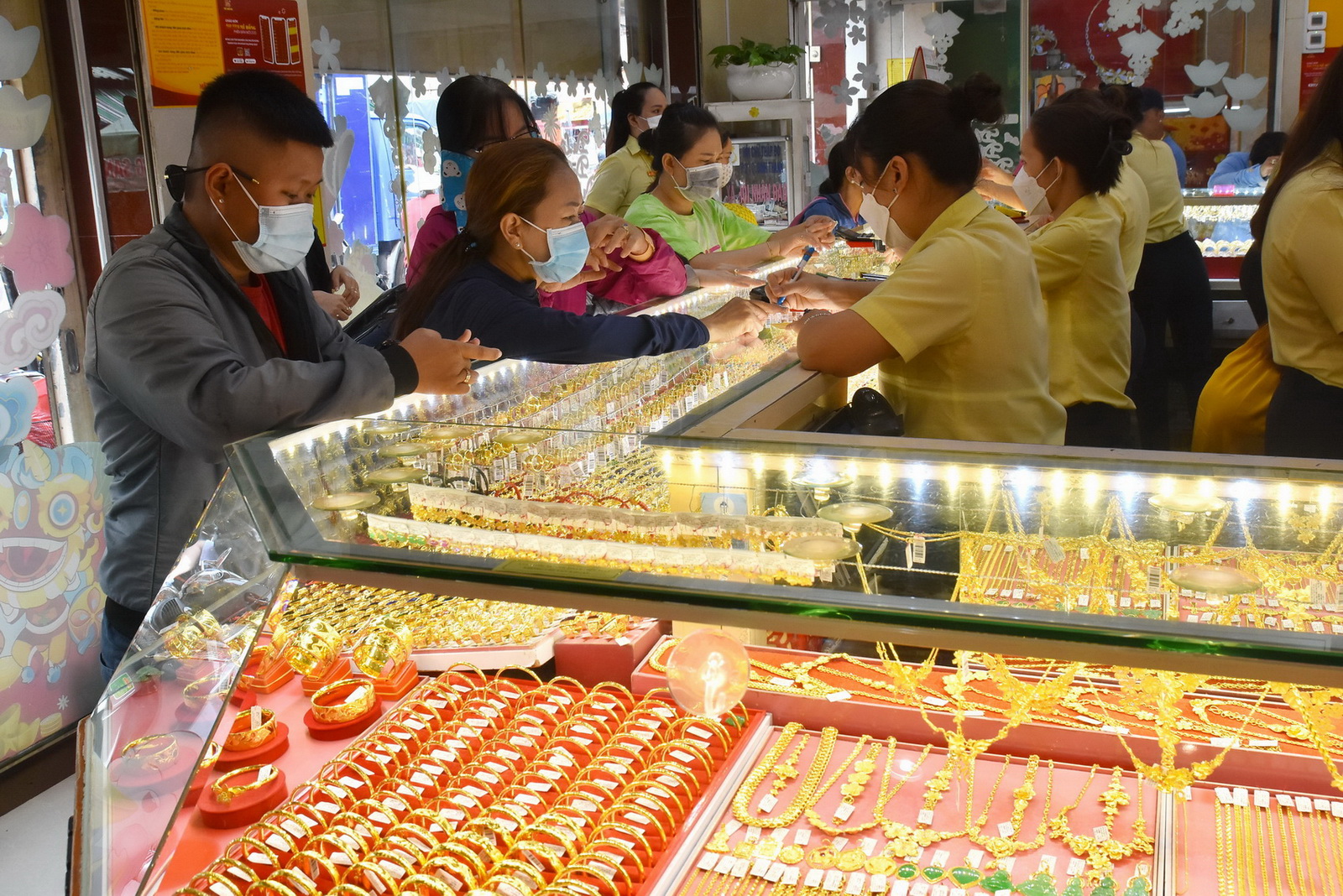 Giá vàng hôm nay 30-5: Tiếp tục lao dốc