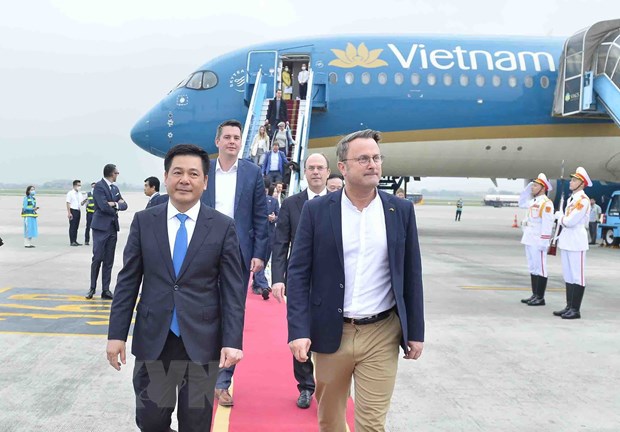 Thủ tướng Luxembourg tới Nội B&agrave;i, bắt đầu thăm ch&iacute;nh thức Việt Nam - Ảnh 2.