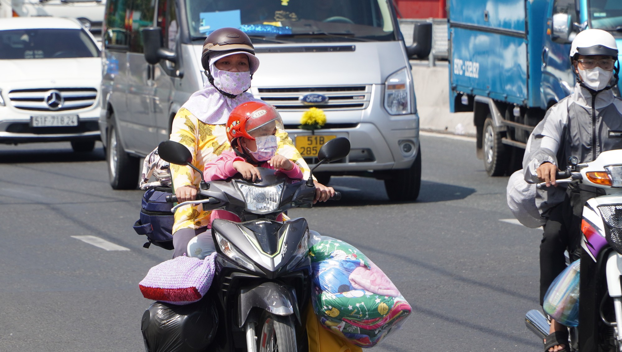 Người d&acirc;n đội nắng đổ về TP HCM sau kỳ nghỉ lễ - Ảnh 1.