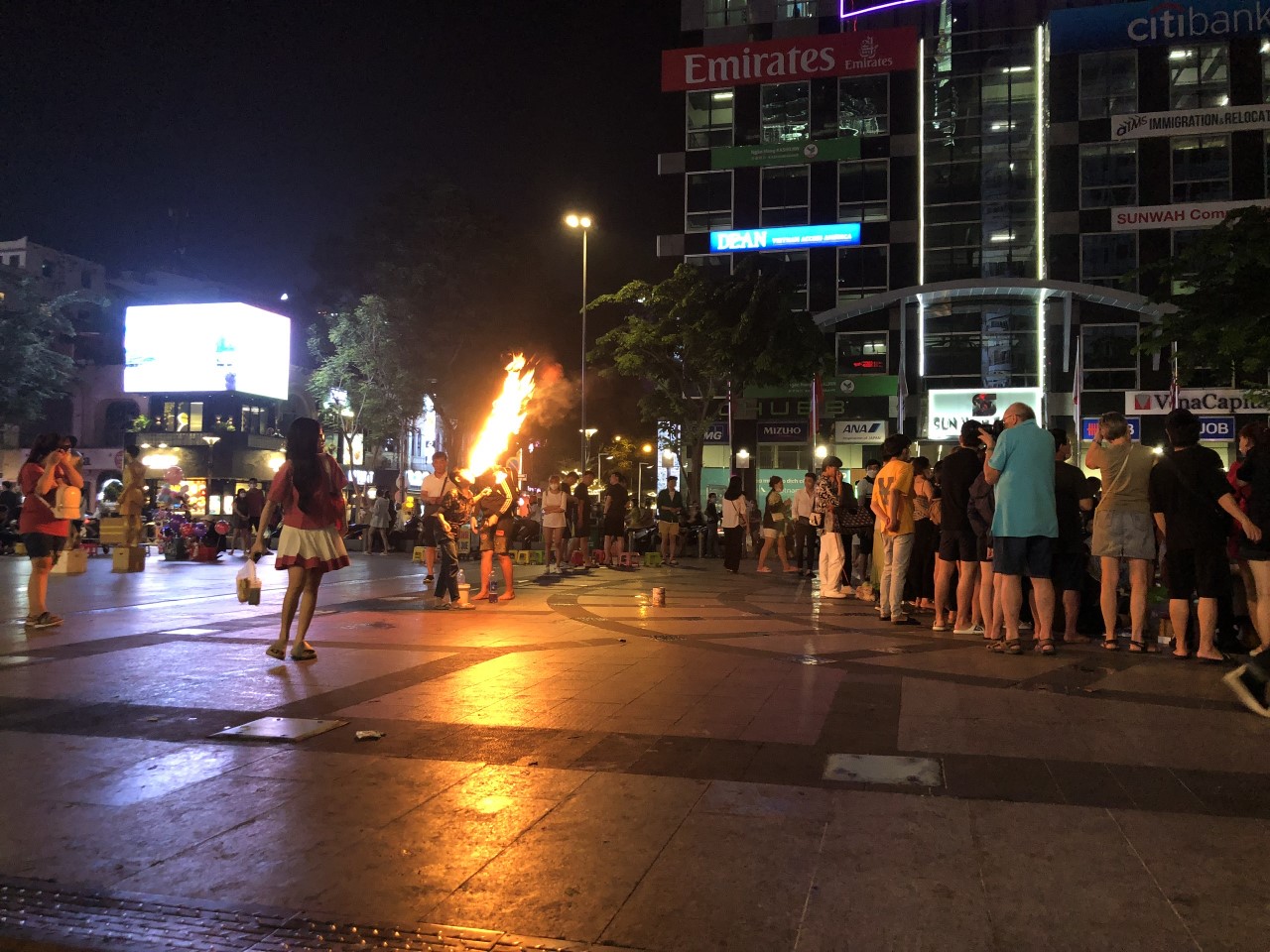 Sự thật phía sau những đứa trẻ thổi lửa
