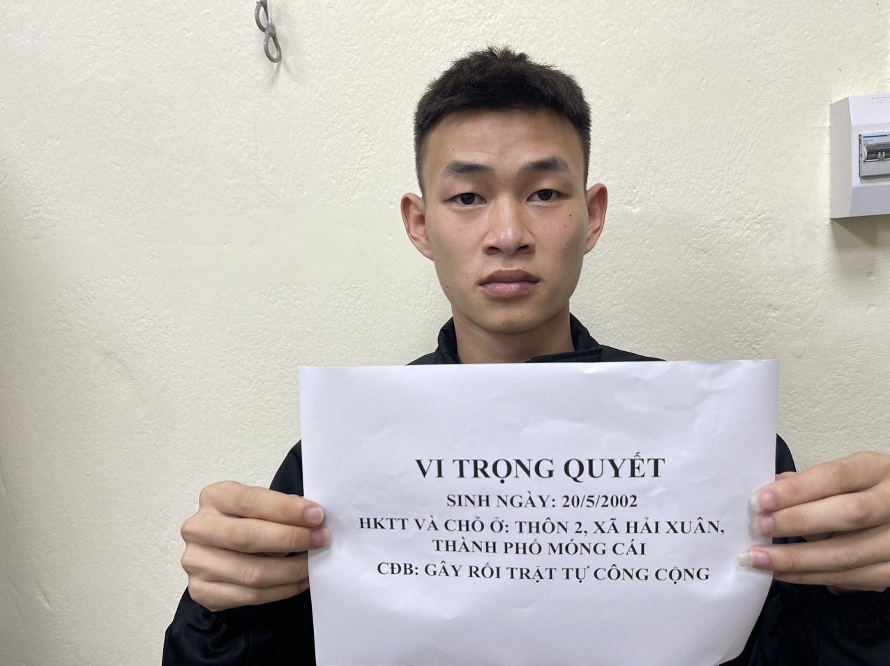 Hai nhóm yêng hùng đi xe máy, cầm hung khí hỗn chiến náo loạn đường phố - Ảnh 3.