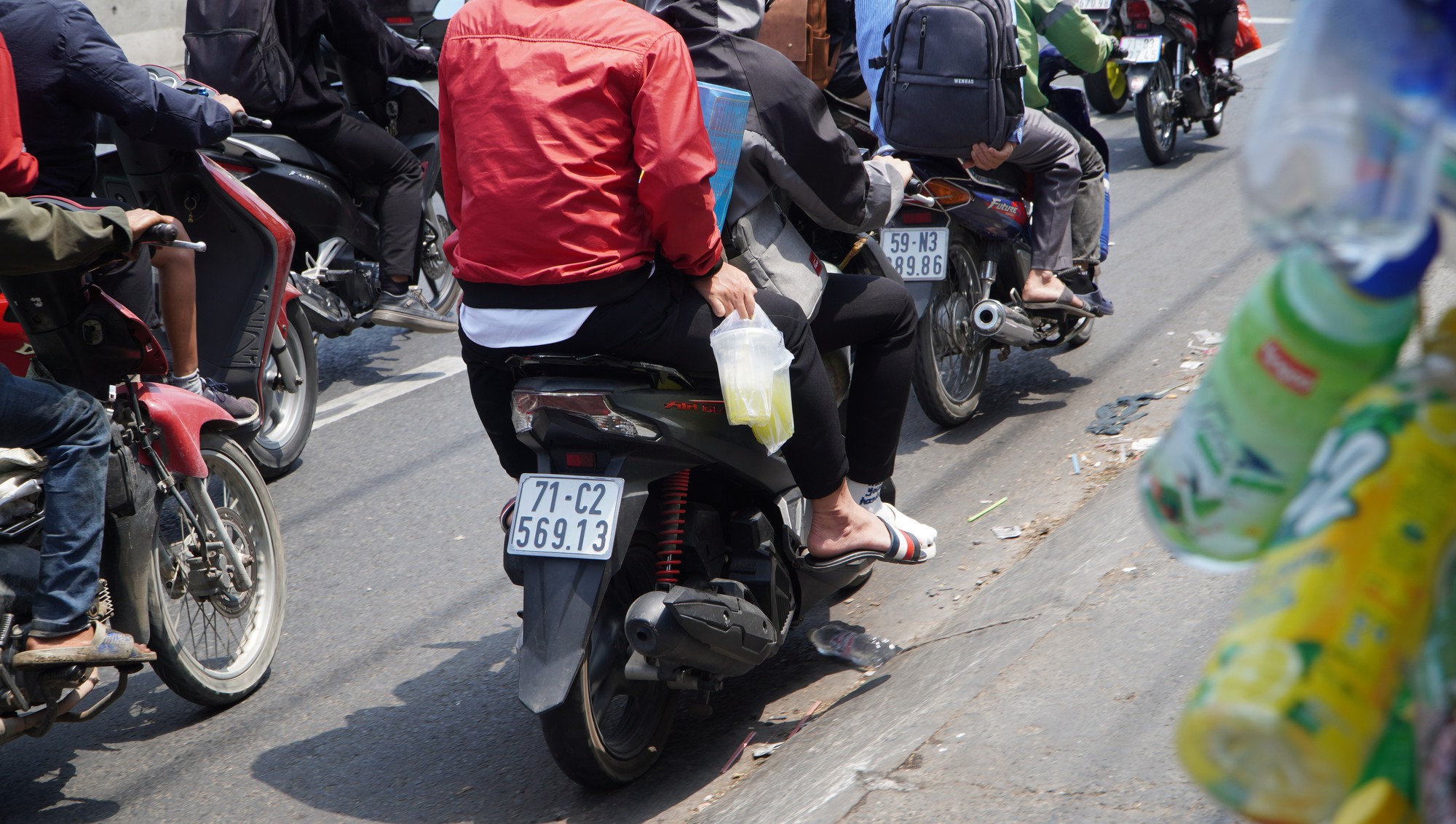 Người d&acirc;n đội nắng đổ về TP HCM sau kỳ nghỉ lễ - Ảnh 5.