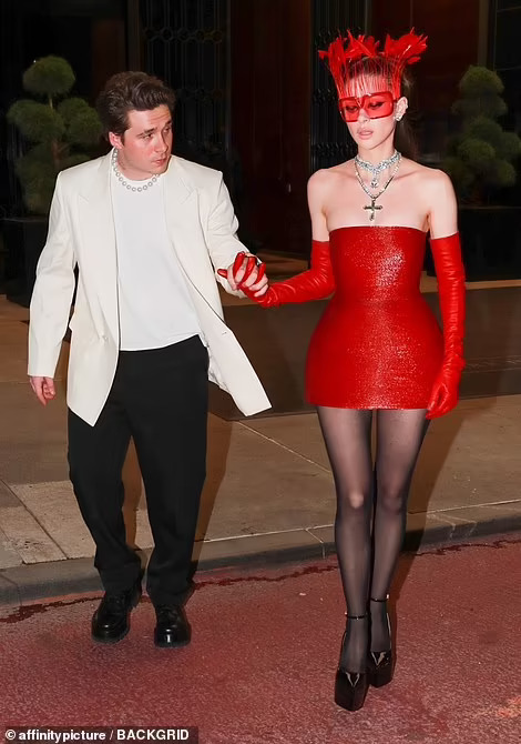 Mốt xuy&ecirc;n thấu l&ecirc;n ng&ocirc;i ở tiệc hậu Met Gala - Ảnh 13.