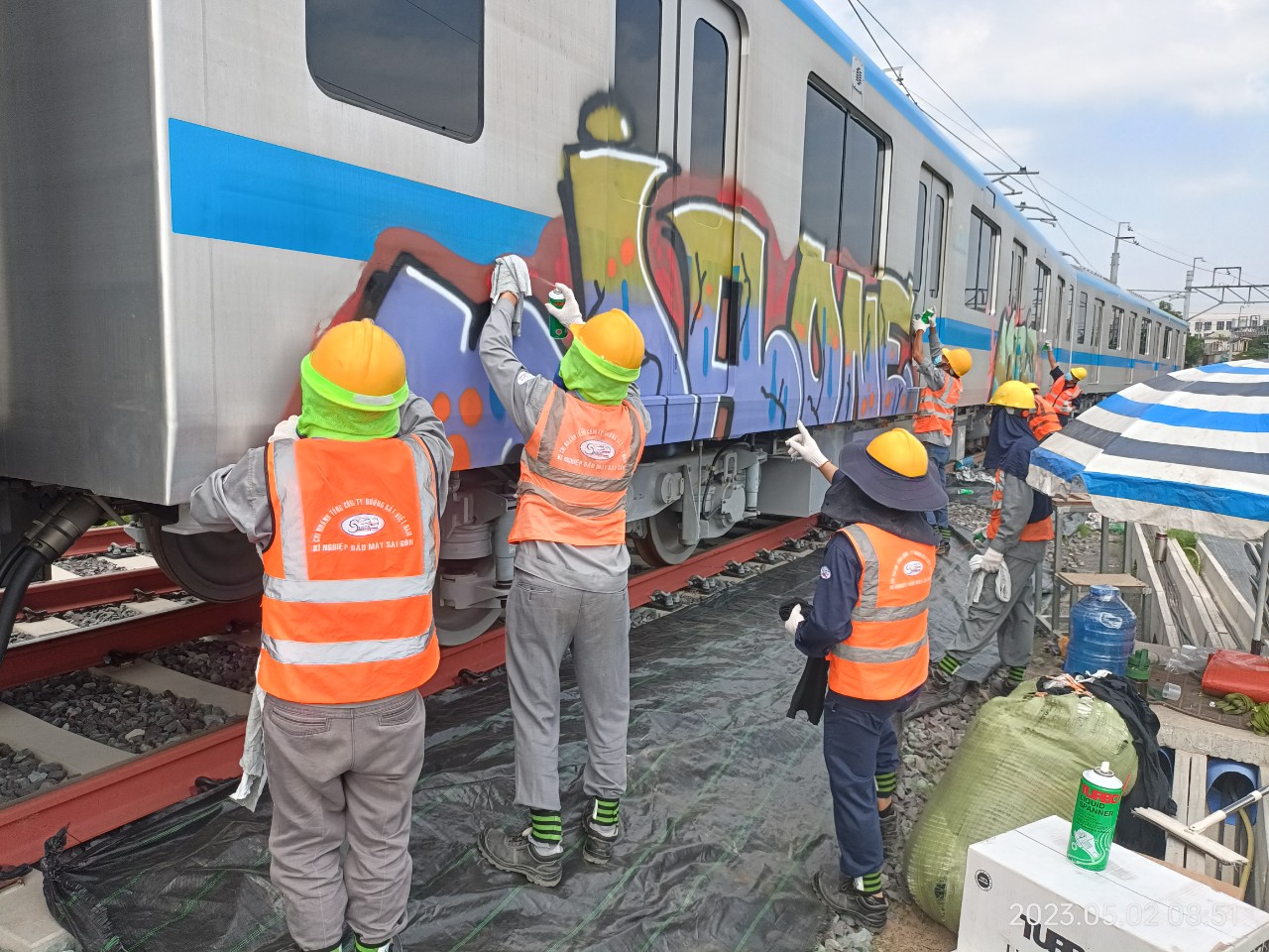 Chủ đầu tư "cầu cứu" công an vì tàu metro bị vẽ bậy, mất trộm