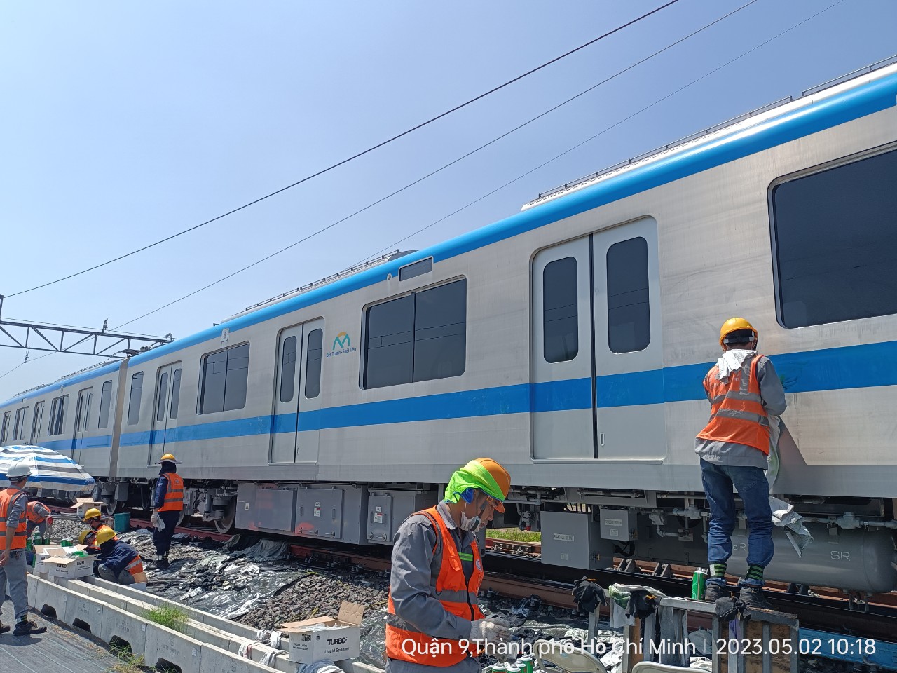 Tàu metro được làm sạch sau khi bị vẽ bậy