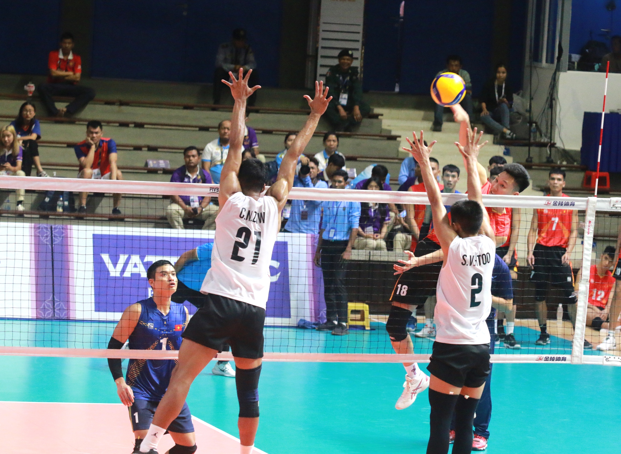SEA Games 32: Tuyển bóng chuyền nam Việt Nam mở màn ấn tượng - Ảnh 2.