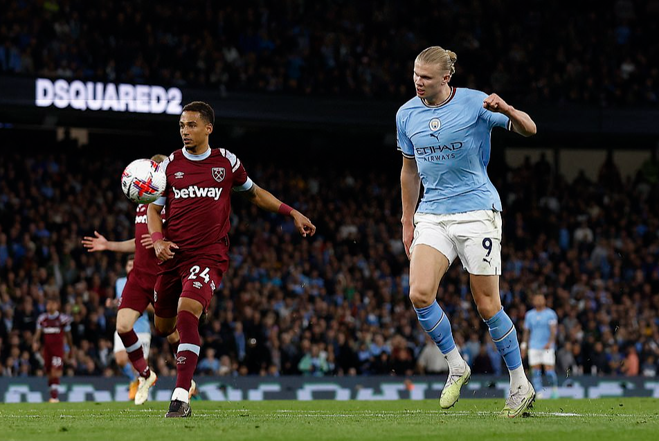 Đồng đội mừng Haaland lập kỷ lục, Man City tái chiếm ngôi đầu Ngoại hạng Anh - Ảnh 4.