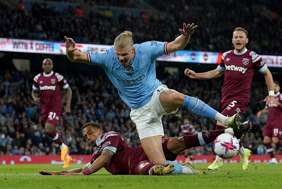Đồng đội mừng Haaland lập kỷ lục, Man City tái chiếm ngôi đầu Ngoại hạng Anh - Ảnh 3.
