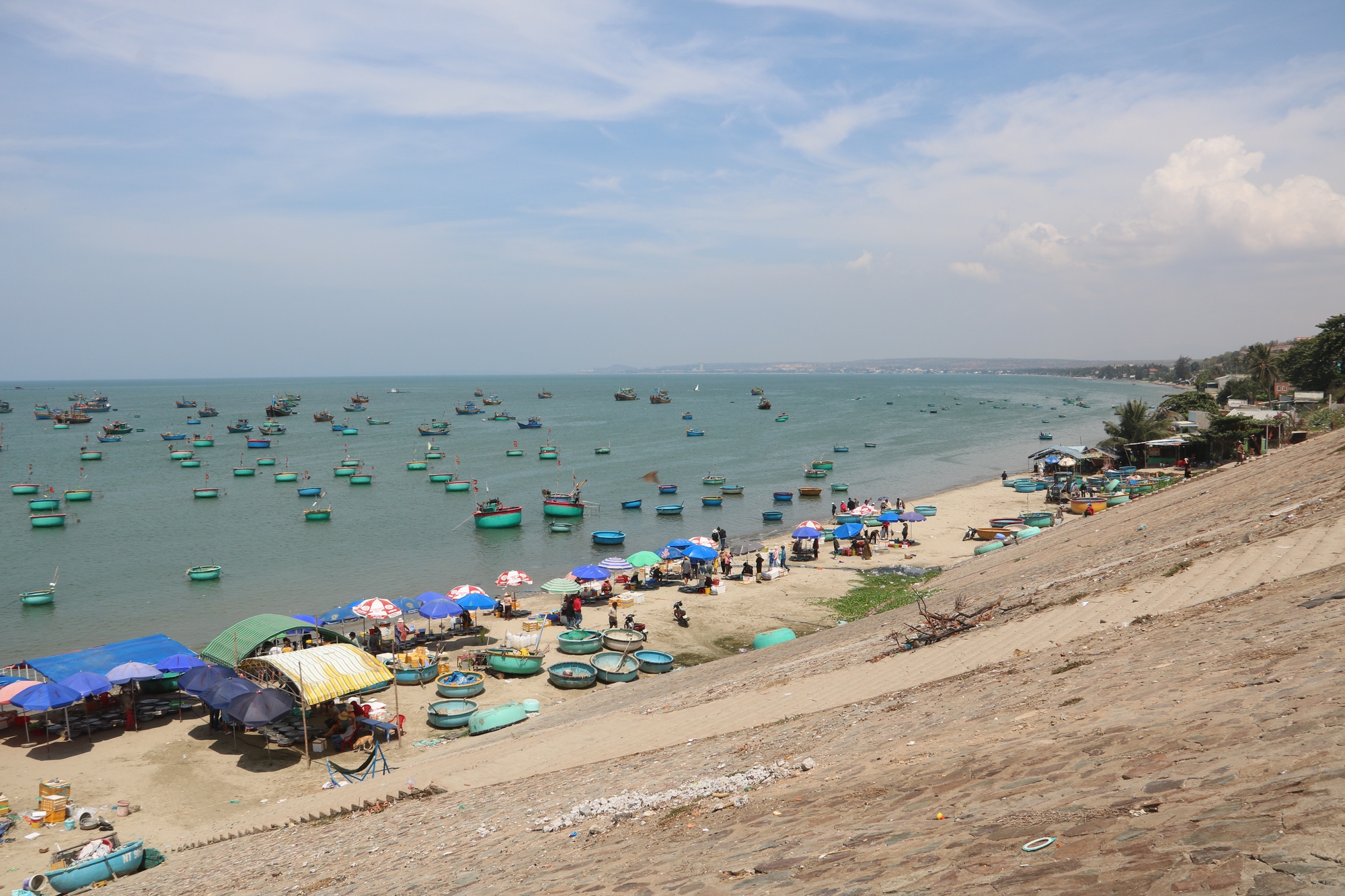 C&aacute;c điểm du lịch biển tại B&igrave;nh Thuận, Ninh Thuận tấp nập du kh&aacute;ch - Ảnh 2.