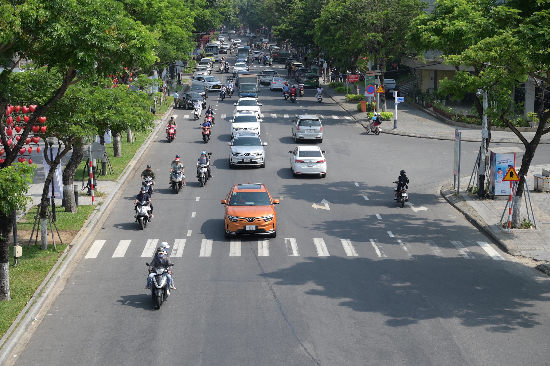 M&agrave;n diễu h&agrave;nh khuấy động đường phố Đ&agrave; Nẵng của d&agrave;n &ocirc;t&ocirc; điện VinFast - Ảnh 3.