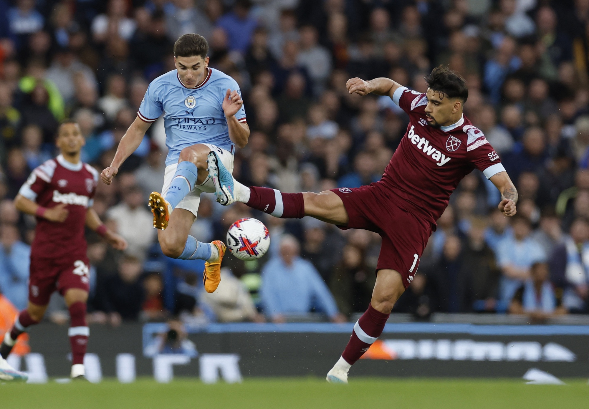 Đồng đội mừng Haaland lập kỷ lục, Man City tái chiếm ngôi đầu Ngoại hạng Anh - Ảnh 1.