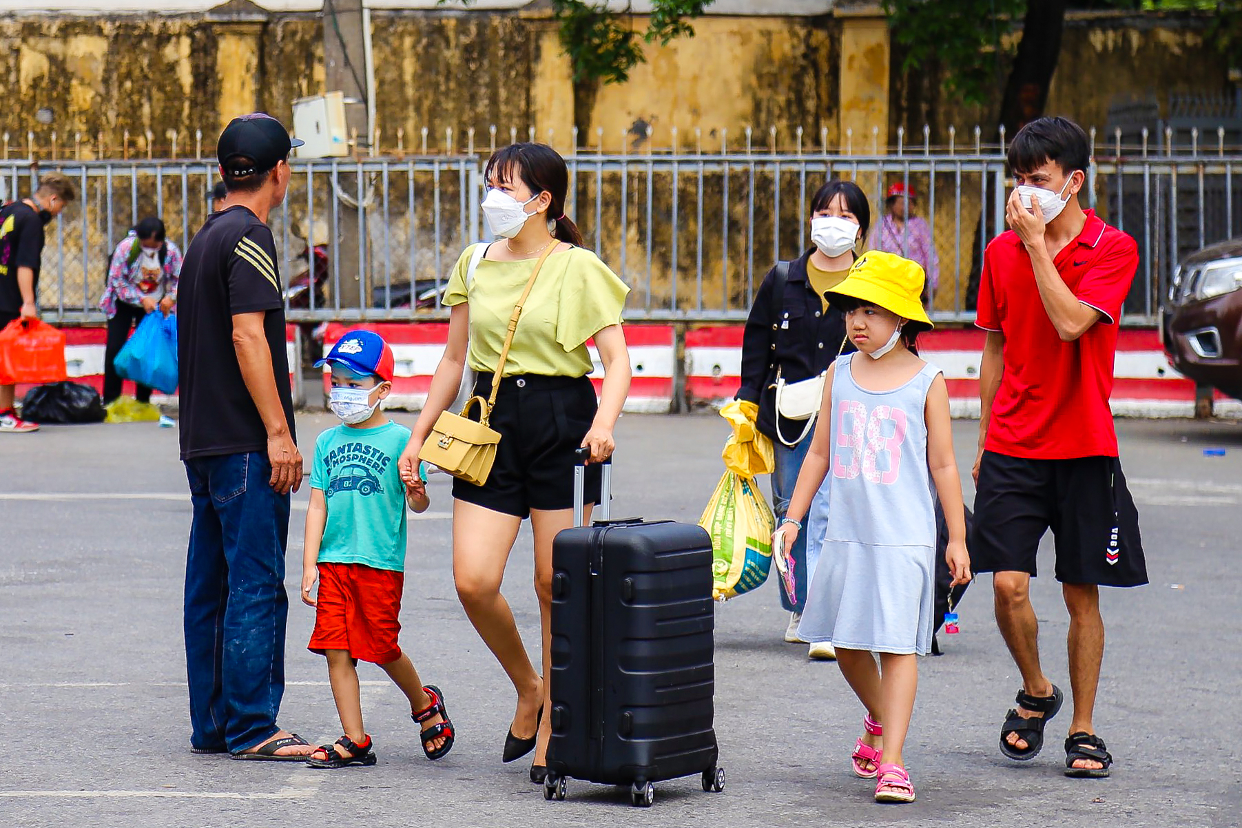 Người d&acirc;n lỉnh kỉnh đồ đạc trở lại Thủ đ&ocirc;, t&aacute;i diễn &ugrave;n tắc cửa ng&otilde; ph&iacute;a nam th&agrave;nh phố - Ảnh 4.