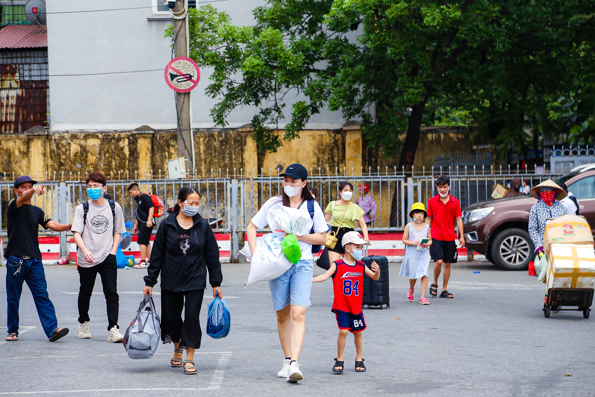 Người d&acirc;n lỉnh kỉnh đồ đạc trở lại Thủ đ&ocirc;, t&aacute;i diễn &ugrave;n tắc cửa ng&otilde; ph&iacute;a nam th&agrave;nh phố - Ảnh 3.